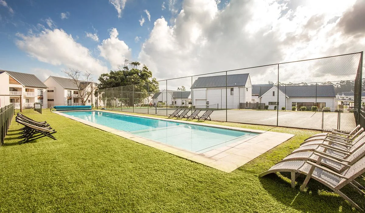 Heated swimming pool, sun loungers
